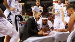 Chus Mateo da instrucciones durante un tiempo muerto, en el pasado partido de la Liga ACB entre el Zaragoza y el Real Madrid.