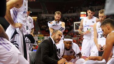 Chus Mateo da instrucciones durante un tiempo muerto, en el pasado partido de la Liga ACB entre el Zaragoza y el Real Madrid.