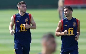 Aymeric Laporte y Ferrán Torres durante el entrenamiento de la selección española.