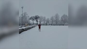 "Intenta detenerme": la última locura de Ibra en una intensa nevada