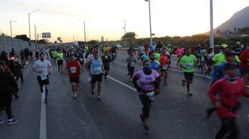 Monterrey vivió una fiesta importante con el Maratón Powerade, donde decenas de corredores desafiaron al frío para cumplir esta meta.