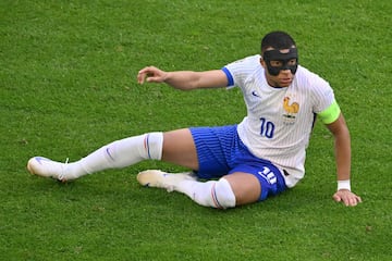 Mbappé, con la máscara, en el partido de octavos ante Bélgica.