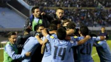 Uruguay golea a Colombia y es líder de las eliminatorias