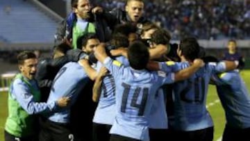 Uruguay golea a Colombia y es líder de las eliminatorias