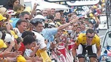 <b>ARROLLADOR. </b>Lance Armstrong martilleó las rampas de Alpe dHuez con una cadencia de pedaleo tremenda y realizó otra demostración de fuerza incontestable.