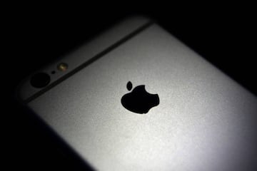 LONDON, ENGLAND - AUGUST 03:  The Apple logo is displayed on the back of an iPhone on August 3, 2016 in London, England.  (Photo by Carl Court/Getty Images)