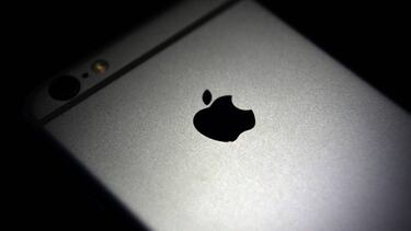 LONDON, ENGLAND - AUGUST 03: The Apple logo is displayed on the back of an iPhone on August 3, 2016 in London, England. (Photo by Carl Court/Getty Images)