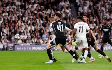 Le pitaron una pena máxima a Rice por un agarrón a Mbappé, pero después de más de dos minutos de revisión de VAR, Letexier corrigió su decisión inicial y anuló el penalti a favor del Real Madrid. 