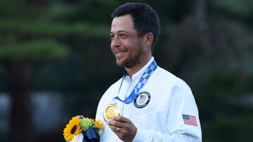 Xander Schauffele, del equipo de Estados Unidos, celebra con la medalla de oro durante la ceremonia de entrega de medallas despu&eacute;s de la ronda final del Juego por golpes individual masculino en el d&iacute;a nueve de los Juegos Ol&iacute;mpicos de Tokio 2020 en Kasumigaseki Country Club el 1 de agosto de 2021 en Kawagoe, Saitama, Jap&oacute;n. 