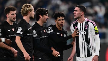 Juventus' Serbian forward #09 Dusan Vlahovic argues with Sporting Lisbon's Portuguese midfielder #52 Joao Simoes, Sporting Lisbon's Portuguese forward #17 Francisco Trincao and Sporting Lisbon's Danish midfielder #42 Morten Hjulmand during the UEFA Champions League - league phase day 4 football match between Juventus and Sporting CP at the Allianz stadium in Turin, on November 4, 2025. (Photo by Marco BERTORELLO / AFP)