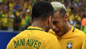 Alves y Neymar con la selecci&oacute;n de Brasil