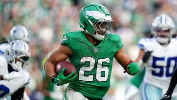 El running back de los Eagles sumó 167 yardas terrestres contra los Cowboys con lo que superó las dos mil en la temporada y se colocó cerca de hacer historia.