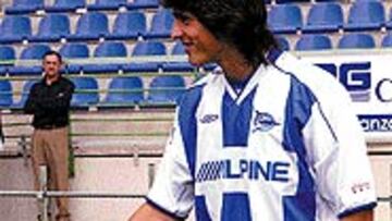 <B>PRESENTACIÓN</B>. Aunque es portero, Dutruel se enfundó la camiseta de un jugador de campo del Alavés.