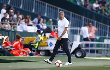 Quique Setién se marcha de mutuo acuerdo con el Betis en mayo de 2019, después de la eliminación del equipo verdiblanco en la Europa League y la Copa