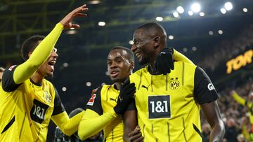 Sahin saca la cabeza del hoyo