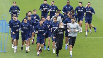 Los jugadores del Real Zaragoza hacen carrera durante un entrenamiento.