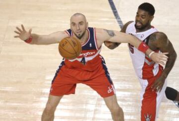 Marcin Gortat, defendido por Amir Johnson. 