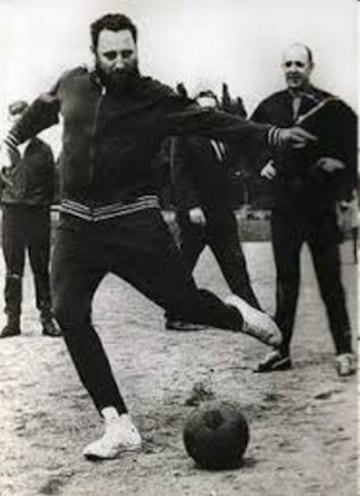 Fidel Castro golpeando una pelota con su pierna izquierda.