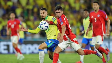 Futbol, Brasil vs Chile.
Eliminatorias al mundial de la Fifa 2026.
El jugador de la seleccion Chilena, Fabian Hormazabal, derecha, disputa el balon con Martinelli de Brasil durante un partido clasificatorio al mundial de 2026 realizado en el estadio Maracana en Rio de Janeiro, Brasil.
04/09/2025
Heuler Andrey/DiaEsportivo/Photosport
Football, Brazil vs Chile.
2026 FIfa World Cup qualifiers.
Chile´s player, Fabian Hormazabal, right, vies for the ball against Martinelli of Brazil during a 2026 Fifa World Cup qualifier match at the Maracana stadium in Rio de Janeiro, Brazil.
04/09/2025
Heuler Andrey/DiaEsportivo/Photosport