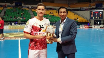 Fernando posa con su premio de MVP del partido.