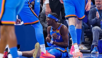 Shai Gilgeous-Alexander, base de Oklahoma City Thunder, celebra una canasta ante Portland Trail Blazers.