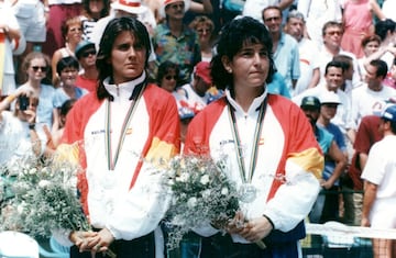 El 10 de junio de 1989 una jovencita de 17 años llamada Arantxa Sánchez-Vicario derrotaba en la final de Roland Garros a la todopoderosa Steffi Graff. La leyenda de la mejor tenista española de todos los tiempos comenzaba a forjarse. A lo largo de su carrera, Arantxa ganó a nivel individual cuatro Grand Slam: tres Roland Garros (1989, 1994 y 1998) y un US Open (1994), y otros seis grandes títulos más en dobles. En sus participaciones en los Juegos Olímpicos sumó cuatro medallas. En Barcelona se colgó la medalla de bronce en los individuales y sumó la de plata en dobles junto a Conchita Martínez.