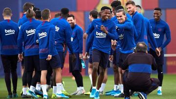 Ansu Fati se escapa de Griezmann después de atravesar el 'pasillo de las collejas' por su cumpleaños.