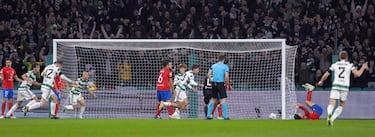 2-1. Desmarque de Daizen Maieda a la espalda de Nahuel Molina y su centro atrás lo remata Luis Palma. El balón pega en el poste derecho de Jan Oblak y se mete dentro de su portería.