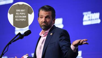 Donald Trump Jr. se burla del accidente en el que murió Halyna Hutchins con camisetas que dicen que las armas no matan a la gente, pero Alec Baldwin sí.