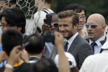 Se provoca una avalancha durante la visita de la superestrella de fútbol David Beckham en la Universidad Tonji en Shanghai. La visita de Beckham a China volvió "caótica", el 20 de junio después de que al menos cinco personas resultaron heridas en una estampida por intentar ver superestrella de fútbol David Beckham.