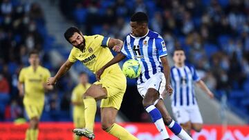 SAN SEBASTIAN, SPAIN - DECEMBER 18: Alexander Isak of Real Sociedad and Raul Albiol of Villarreal CF battle for the ball during the LaLiga Santander match between Real Sociedad and Villarreal CF at Reale Arena on December 18, 2021 in San Sebastian, Spai