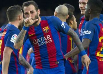 Los jugadores celebran el 3-0 de Aleix Vidal.