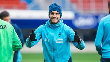 Correa saluda a la c&aacute;mara durante un entrenamiento con el Eibar.