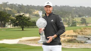 Daniel Berger posa con el trofeo de campeón del AT&T Pebble Beach Pro-Am en el Pebble Beach Golf Links de Pebble Beach, California.