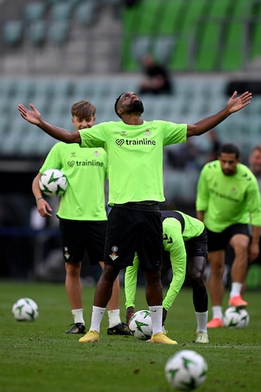 Cedric Bakambu, del Real Betis, reacciona durante el entrenamiento del Real Betis