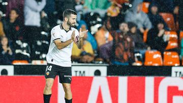 Gay¨¤ aplaude, tras el gol.