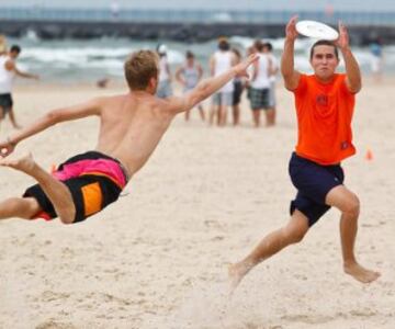 Los jugadores no pueden caminar ni correr mientras tengan el disco en las manos. El Ultimate es distinguido por su principio del "Espíritu de Juego", su alto rendimiento y la alegría del juego. El ultimate recoge elementos del fútbol, del baloncesto y del fútbol americano, sustituyendo el balón por un disco volador (frisbee). Una de sus características más llamativas es la ausencia de un árbitro, el deporte se regula por el espíritu deportivo de cada jugador y equipo. Sus orígenes se remontan al ámbito universitario estadounidense de los años 60, introduciéndose en Europa a principios de los años 80. A nivel mundial se estima que hay unos 300 000 jugadores distribuidos en aproximadamente 5000 equipos.