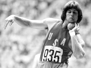 Primero fue Bruce Jenner, nacido en 1949 en el estado de Nueva York (Estados Unidos). Un hombre de casi 1,90m con unas condiciones físicas sensoriales, que le ayudó a ganar la medalla de oro en la prueba atlética de decatlón en los Juegos Olímpicos de Montreal, en 1976. En 1972, en Munich, fue décimo.
Cinco años después se pasó a la gran pantalla. ‘Can’t stop the music’ fue la primera de muchas películas y series en las que apareció. En 1992 se casó con Kris Kardashian, lo que le dio más posibilidades en el celuloide. En 2015 completó su cambio de sexo y se pasó a llamar Caitlyn Jenner.
