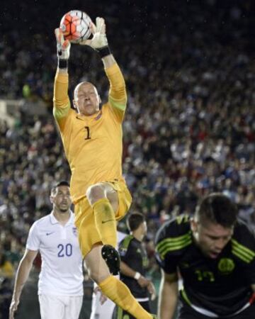 Guzan, portero estadounidense, toma un balón por alto.