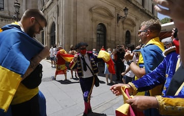 Las calles de Sevilla vibran con los seguidores espa?oles y suecos que ver¨¢n esta noche el debut de sus selecciones.