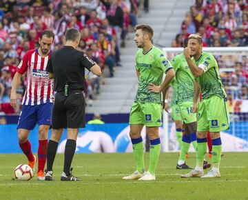 Joaquín protesta al árbitro Undiano Mallenco tras la tarjeta amarilla a Júnior Firpo. 