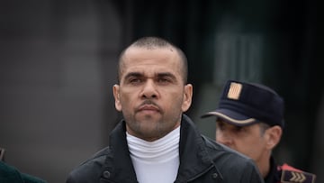 El exfutbolista Dani Alves a su salida de la cárcel de Can Brians, a 25 de marzo de 2024, en Sant Esteve de Sesrovires, Barcelona, Catalunya (España). La Audiencia de Barcelona concedió libertad provisional al futbolista brasieño condenado a cuatro años y seis meses de cárcel por agresión sexual a una joven en un lavabo de la discoteca Sutton el pasado 30 de diciembre de 2022. Para salir de prisión, Alves ha recaudado una fianza de un millón de euros.
25 MARZO 2024;BARCELONA;CATALUNYA;DANI ALVES;SALIDA FIANZA
David Zorrakino / Europa Press
25/03/2024