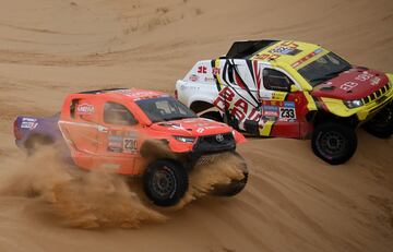 El piloto brasile?o Lucas Moraes y el copiloto alem¨¢n Timo Gottschalk (a la izquierda) y el piloto chino Zhang Guoyu y el copiloto franc¨¦s Jean Pierre Garcin compiten durante la octava etapa del Dakar.