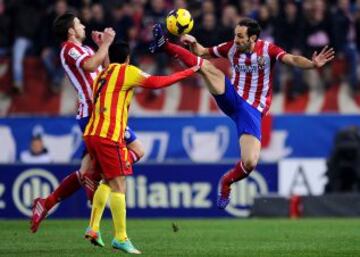 Juanfran lucha por el balón.