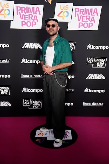 El cantante Nil Moliner posa en la alfombra roja de LOS40 Primavera Pop.