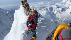 Cima del Everest masificada en mayo del 2024.