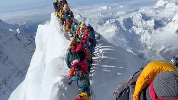 Cima del Everest masificada en mayo del 2024.