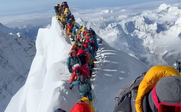 Cima del Everest masificada en mayo del 2024.