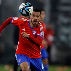 “Nadie viene a hacer presencia”: Suazo valora el recambio y apuesta por un ‘9′ de la Roja