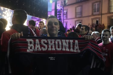 Aficionados y jugadores del Baskonia celebran en las calles de Vitoria la conquista de su histórica séptima Copa del Rey, en una jornada teñida de azulgrana.